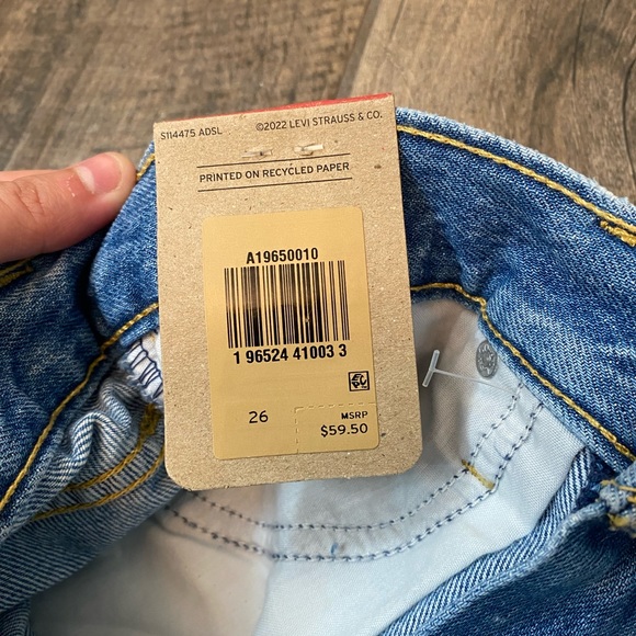 Levi’s High Waisted Mom Jean Shorts - Picture 13 of 13